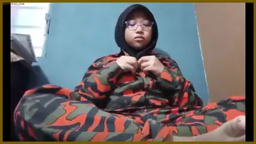 Cewek Jilbab Anggota Ormas Colmek Pake Dildo poster
