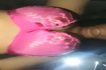 BH Pink di Balik Kain Tipis, Transparansi yang Menggantikan Kebutuhan Membuka
